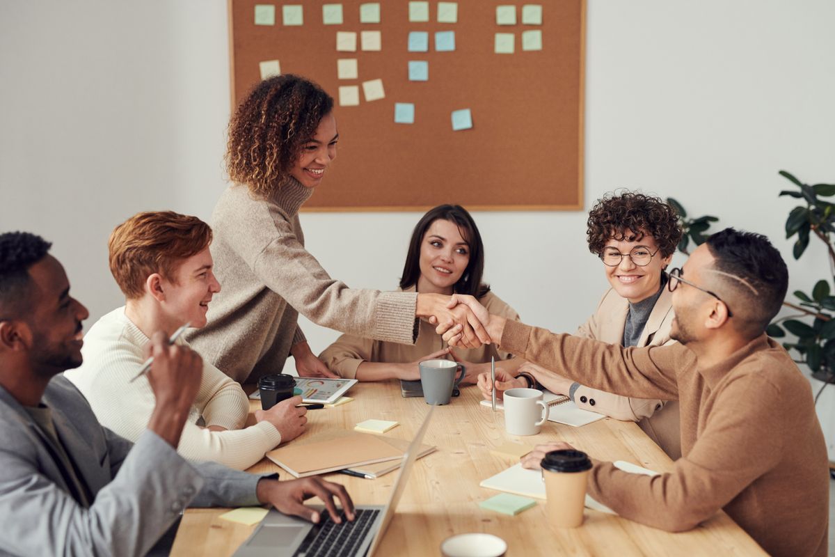 Une équipe échange autour d’un projet d’accompagnement